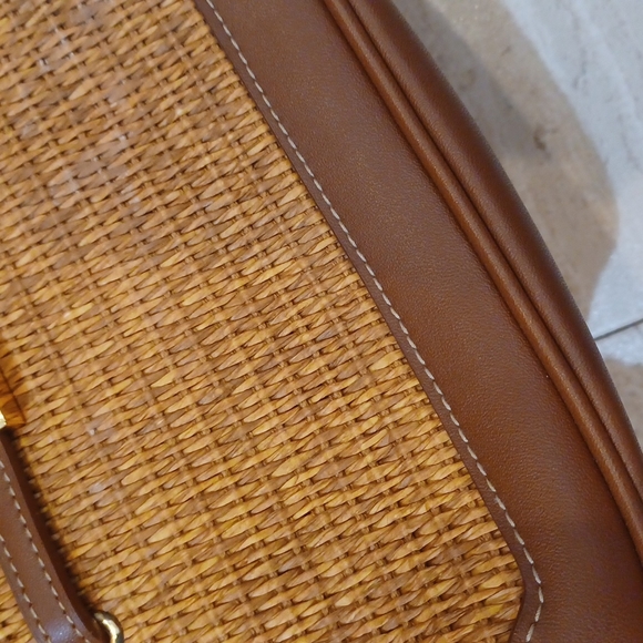 Gorgeous Etienne Aigner Mini Shoulder Bag - Picture 3 of 9